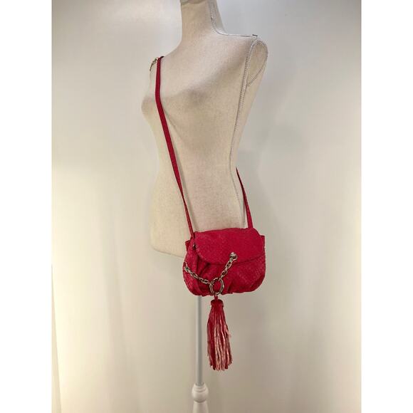 Henri Bendel Small Drawstring Bucket Crossbody Tassel Fish Leather Emboss Pink - Picture 2 of 13